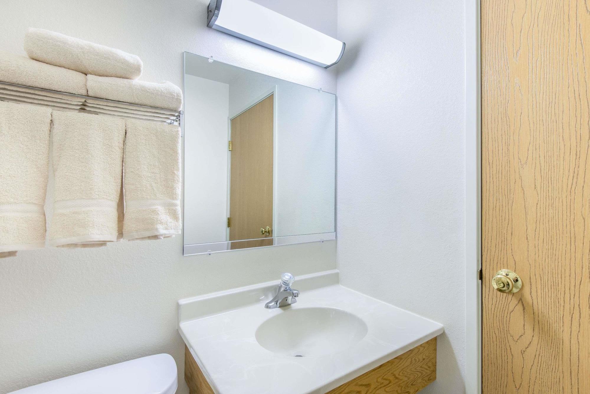 Hotel Super 8 By Wyndham West Middlesex/Sharon Area Exteriér fotografie