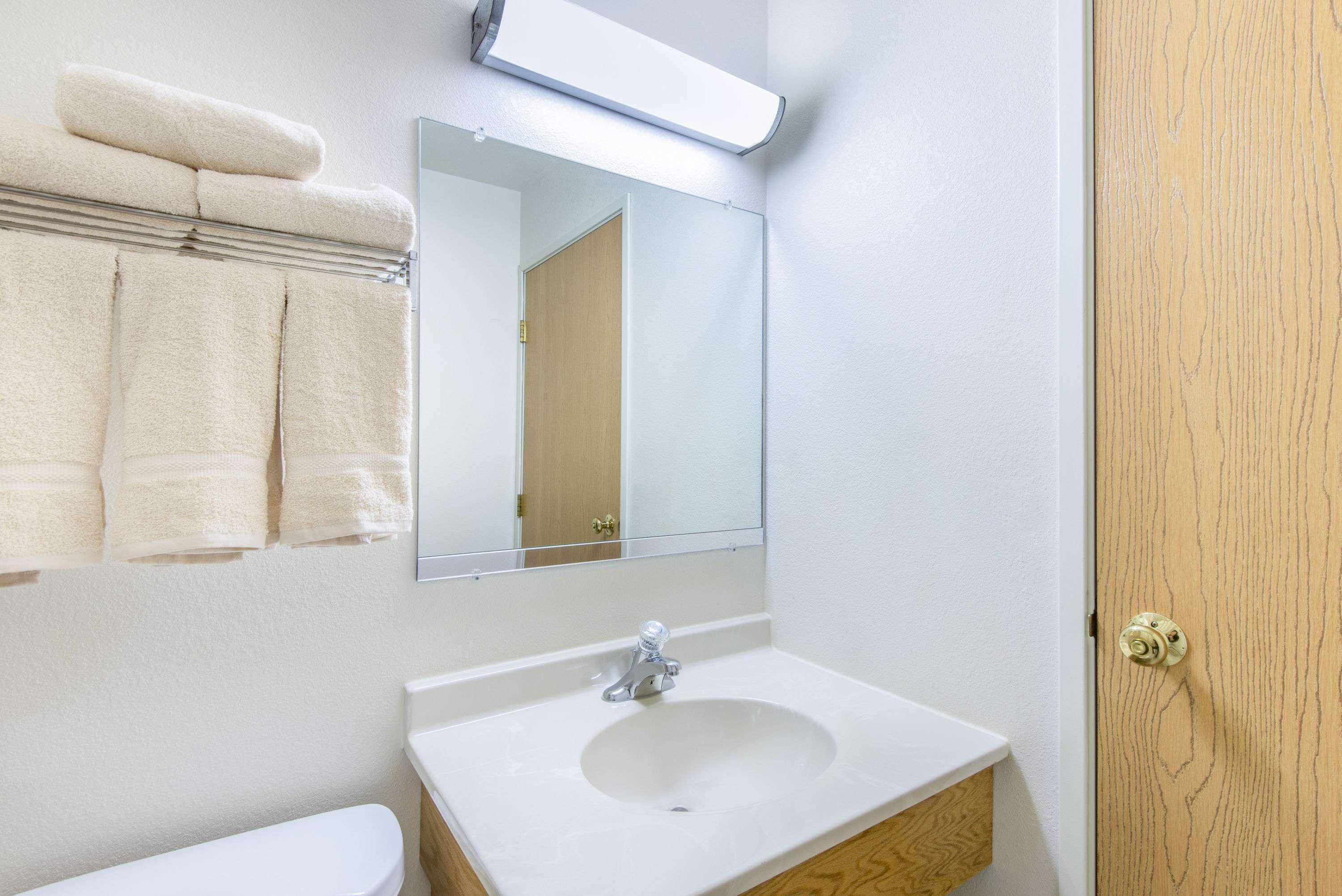 Hotel Super 8 By Wyndham West Middlesex/Sharon Area Exteriér fotografie